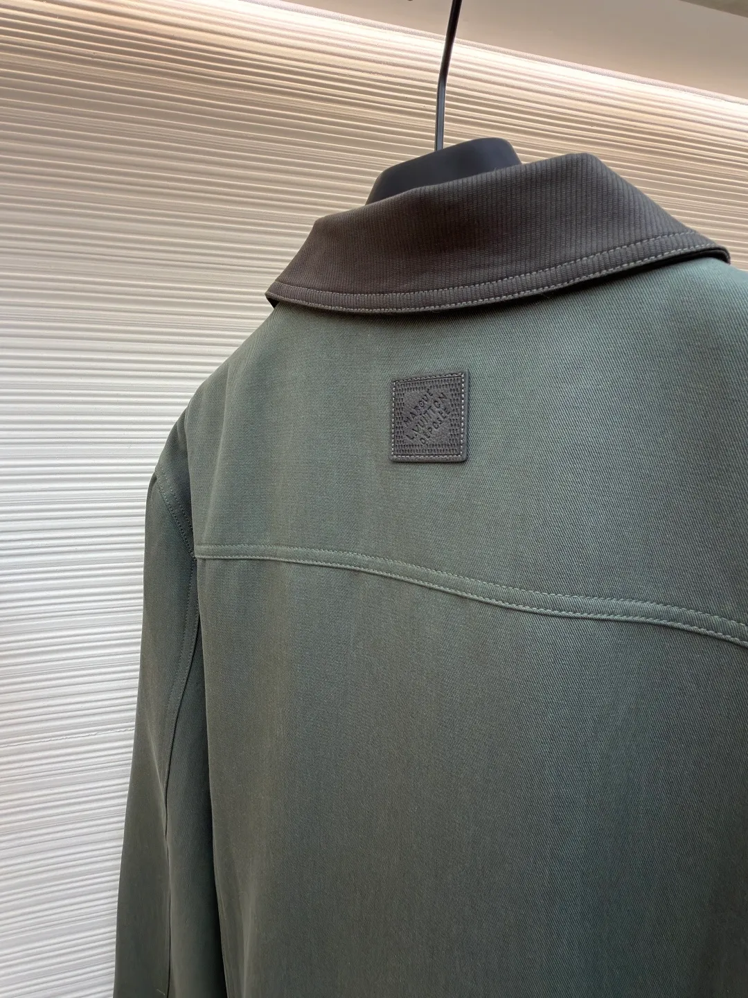 LOUIS VUITTON checkerboard pocket zipper jacket ●Original version: Purchased and developed by 23403 ●Item number: 1682124-B50 ●Fabric: linen fabric ●Technology: hot-pressed lamination ●Color: green ●Version: fitted version ●Weight: about 825 grams ●Size: S-M-L-XL ●Description: This Louis Vuitton black lapel zipper jacket shows the brand's exquisite craftsmanship. The body is made of high-density twill fabric. It has been pre-shrunk and shaped and ironed to give the fabric a crisp silhouette and wrinkle resistance, smooth touch and excellent wear resistance. The placket is equipped with a customized metal zipper. The zipper teeth are precision polished and gold-plated, making it smooth and durable. The zipper head is engraved with the brand's classic logo, and the details highlight the texture. The body pockets are made with welt bag technology, and the edges of the pockets are reinforced with double-needle stitching, which not only ensures practicality but also makes the fit neater. The chest patch pockets are spliced ​​with fabrics of different textures, and the hot-pressing lamination process makes the splices smooth and free of glue marks. The lapel part has been three-dimensionally cut and hand-drawn to fit the neck line and is not easily deformed. Every stitch follows strict stitch length standards, perfectly combining simple design with exquisite craftsmanship. The overall wiring is straight and delicate, the fabric is comfortable and soft, and the color is consistent without color difference. It can be matched with the same style to create a fashionable look and control various occasions. Customized accessories, complete with three standards, same style for men and women!